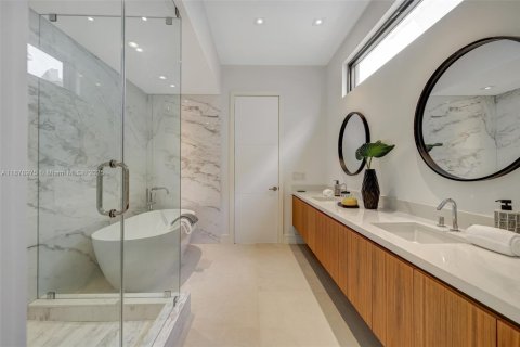 Touwnhouse à vendre à Miami, Floride: 5 chambres, 377.09 m2 № 1928740 - photo 10