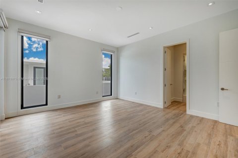 Touwnhouse à vendre à Miami, Floride: 5 chambres, 377.09 m2 № 1928740 - photo 13