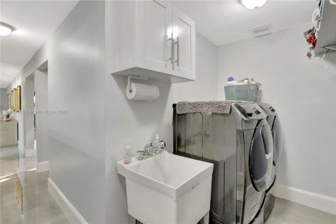 Casa en venta en Cutler Bay, Florida, 4 dormitorios, 263.56 m2 № 1965893 - foto 22