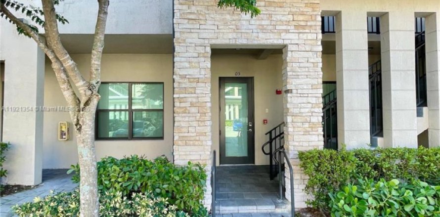 Кондоминиум с 2 спальнями в Дорал, Флорида № 2018517