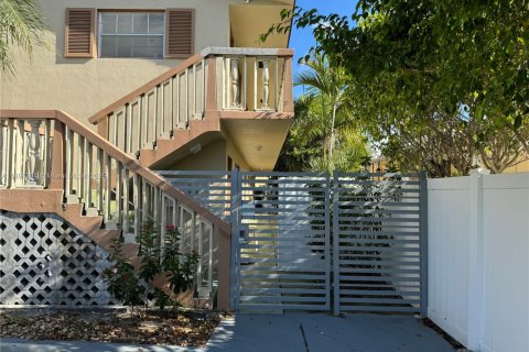 Снять в аренду кондоминиум в Холливуд, Флорида 3 спальни, 102.19м2, № 1950439 - фото 1