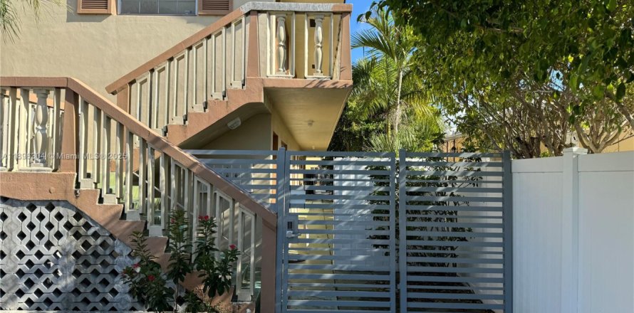 Кондоминиум с 3 спальнями в Холливуд, Флорида № 1950439