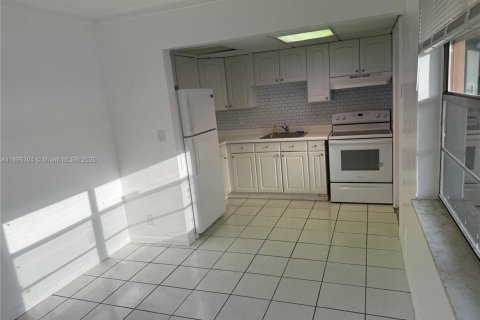 Снять в аренду кондоминиум в Холливуд, Флорида 3 спальни, 102.19м2, № 1950439 - фото 3