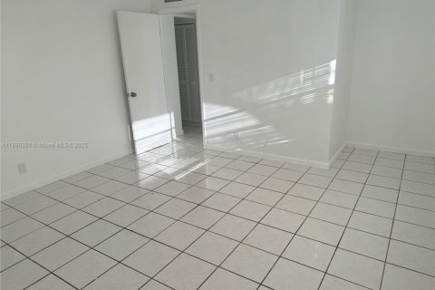 Снять в аренду кондоминиум в Холливуд, Флорида 3 спальни, 102.19м2, № 1950439 - фото 5