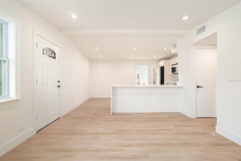 House in Tampa, Florida 4 bedrooms, 115.94 sq.m. № 1882778 - photo 14