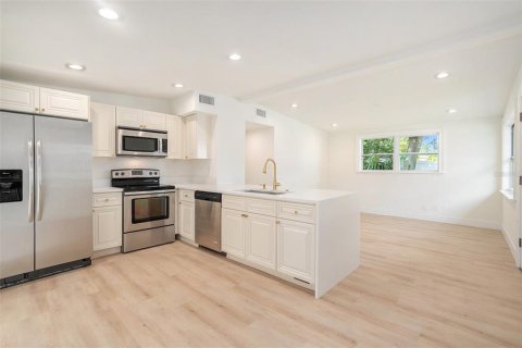 House in Tampa, Florida 4 bedrooms, 115.94 sq.m. № 1882778 - photo 9