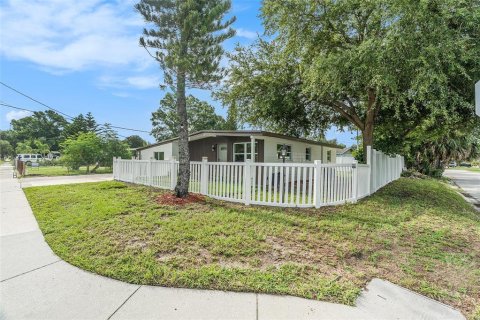House in Tampa, Florida 4 bedrooms, 115.94 sq.m. № 1882778 - photo 6