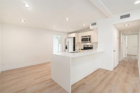 House in Tampa, Florida 4 bedrooms, 115.94 sq.m. № 1882778 - photo 12