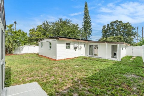 House in Tampa, Florida 4 bedrooms, 115.94 sq.m. № 1882778 - photo 28