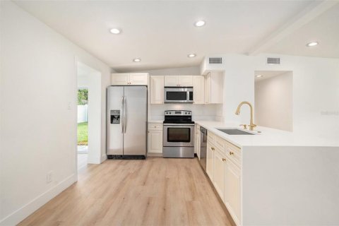 House in Tampa, Florida 4 bedrooms, 115.94 sq.m. № 1882778 - photo 10