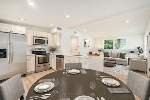 House in Tampa, Florida 4 bedrooms, 115.94 sq.m. № 1882778 - photo 8