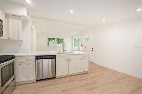 House in Tampa, Florida 4 bedrooms, 115.94 sq.m. № 1882778 - photo 11