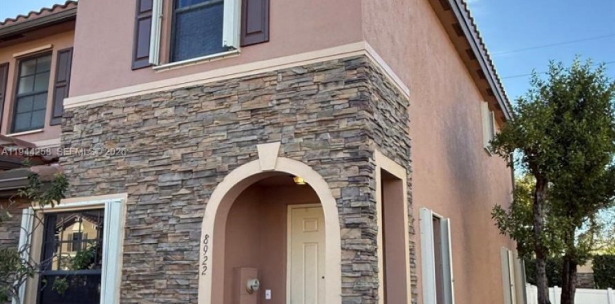 Townhouse in Hialeah, Florida 3 bedrooms, 143.53 sq.m. № 2002253