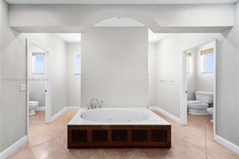 Casa en venta en Miami, Florida, 5 dormitorios, 291.43 m2 № 1987278 - foto 15