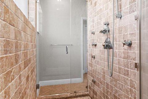 Casa en venta en Miami, Florida, 5 dormitorios, 291.43 m2 № 1987278 - foto 17