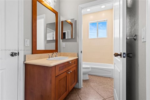 Casa en venta en Miami, Florida, 5 dormitorios, 291.43 m2 № 1987278 - foto 21
