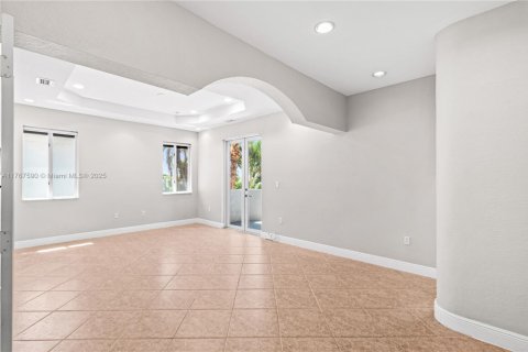 Casa en venta en Miami, Florida, 5 dormitorios, 291.43 m2 № 1987278 - foto 12