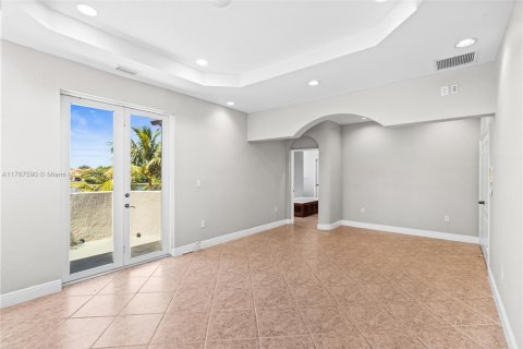 Casa en venta en Miami, Florida, 5 dormitorios, 291.43 m2 № 1987278 - foto 13