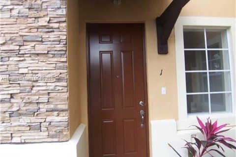 Townhouse in Cutler Bay, Florida 3 bedrooms, 141.49 sq.m. № 1973898 - photo 4