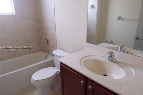 Townhouse in Cutler Bay, Florida 3 bedrooms, 141.49 sq.m. № 1973898 - photo 15