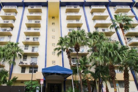 Copropriété à louer à Miami, Floride: 1 chambre, 53.88 m2 № 1968040 - photo 1