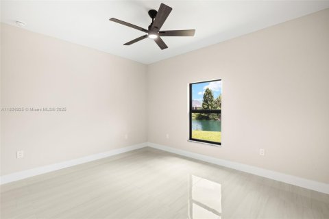 House in Cape Coral, Florida 4 bedrooms, 157.93 sq.m. № 1794727 - photo 22