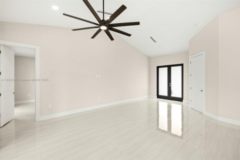 House in Cape Coral, Florida 4 bedrooms, 157.93 sq.m. № 1794727 - photo 7