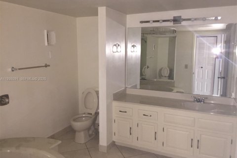 Condo in Miami, Florida, 3 bedrooms  № 2003408 - photo 9