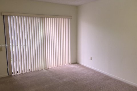 Condo in Miami, Florida, 3 bedrooms  № 2003408 - photo 15