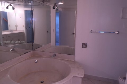 Condo in Miami, Florida, 3 bedrooms  № 2003408 - photo 13