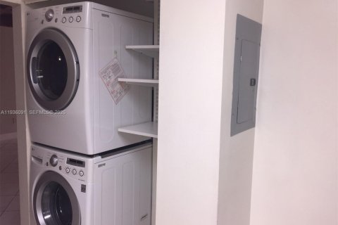 Condo in Miami, Florida, 3 bedrooms  № 2003408 - photo 17