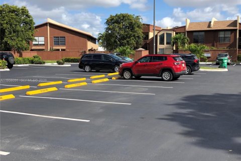 Condo in Miami, Florida, 3 bedrooms  № 2003408 - photo 19