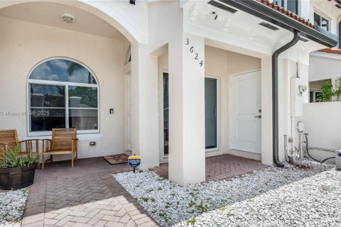 Adosado en venta en Lauderdale Lakes, Florida, 2 dormitorios, 102.56 m2 № 1828780 - foto 5