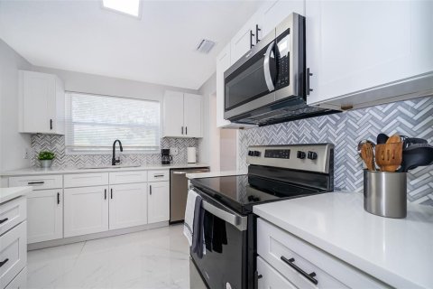House in Orlando, Florida 3 bedrooms, 125.51 sq.m. № 2233820 - photo 11