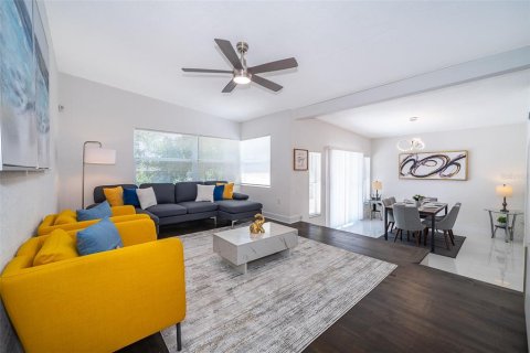 House in Orlando, Florida 3 bedrooms, 125.51 sq.m. № 2233820 - photo 5