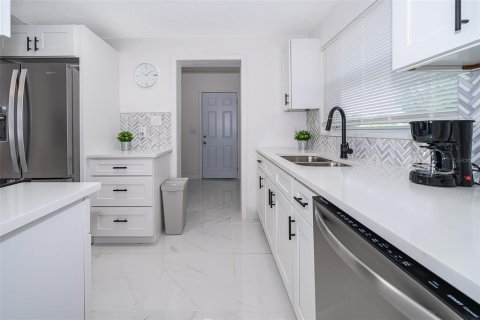 House in Orlando, Florida 3 bedrooms, 125.51 sq.m. № 2233820 - photo 13