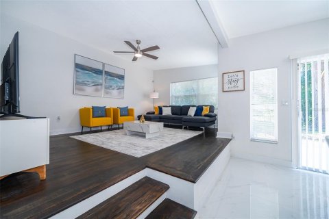 House in Orlando, Florida 3 bedrooms, 125.51 sq.m. № 2233820 - photo 3