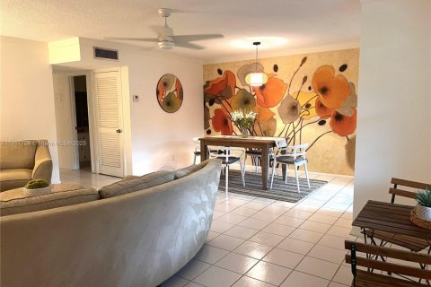 Снять в аренду кондоминиум в Холливуд, Флорида 2 спальни, 100.15м2, № 1973888 - фото 2