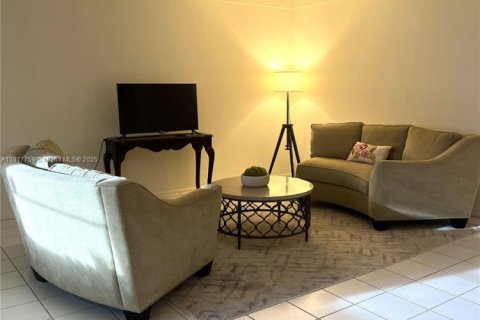 Снять в аренду кондоминиум в Холливуд, Флорида 2 спальни, 100.15м2, № 1973888 - фото 3