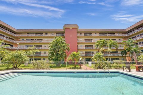 Кондоминиум с 2 спальнями в Холливуд, Флорида № 1973888