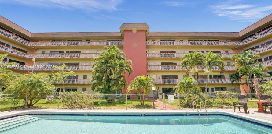 Кондоминиум с 2 спальнями в Холливуд, Флорида № 1973888