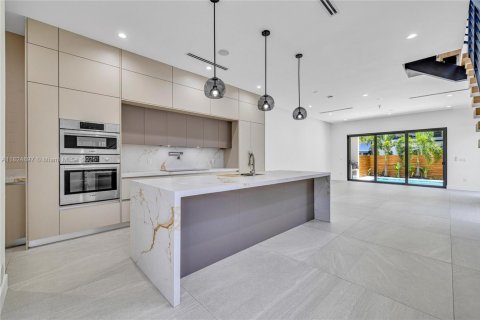 Townhouse in Fort Lauderdale, Florida 3 bedrooms, 233.09 sq.m. № 1794402 - photo 1