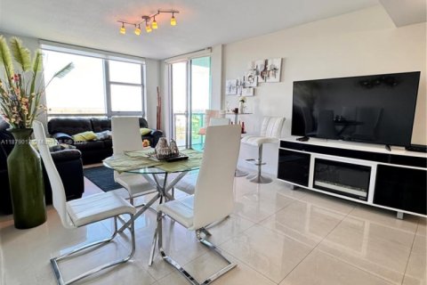 Condo in Sunrise, Florida, 2 bedrooms  № 1927711 - photo 13
