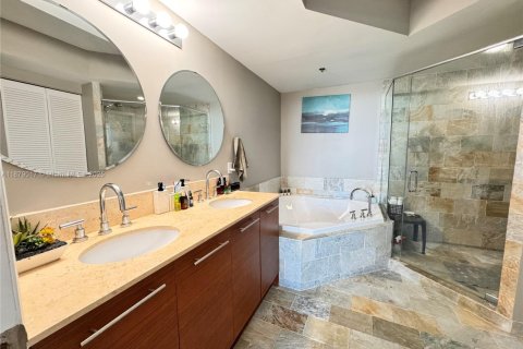 Condo in Sunrise, Florida, 2 bedrooms  № 1927711 - photo 25