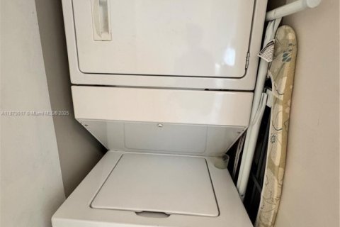 Condo in Sunrise, Florida, 2 bedrooms  № 1927711 - photo 8