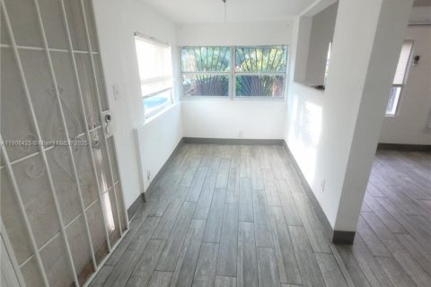 Снять в аренду виллу или дом в Майами, Флорида 3 спальни, 87.14м2, № 1963578 - фото 13