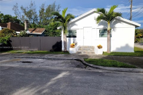 Снять в аренду виллу или дом в Майами, Флорида 3 спальни, 87.14м2, № 1963578 - фото 3