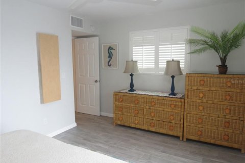 Condo in Daytona Beach, Florida, 2 bedrooms  № 2221945 - photo 11