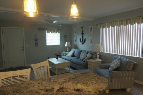 Condo in Daytona Beach, Florida, 2 bedrooms  № 2221945 - photo 5