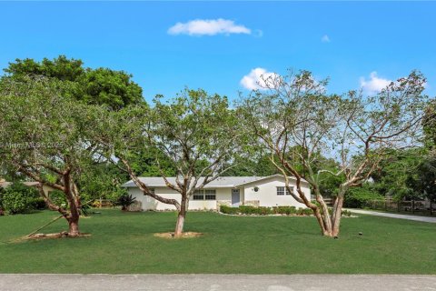 House in Davie, Florida 4 bedrooms, 203.64 sq.m. № 2015885 - photo 2